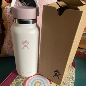NWT Juneberry hydroflask 32oz